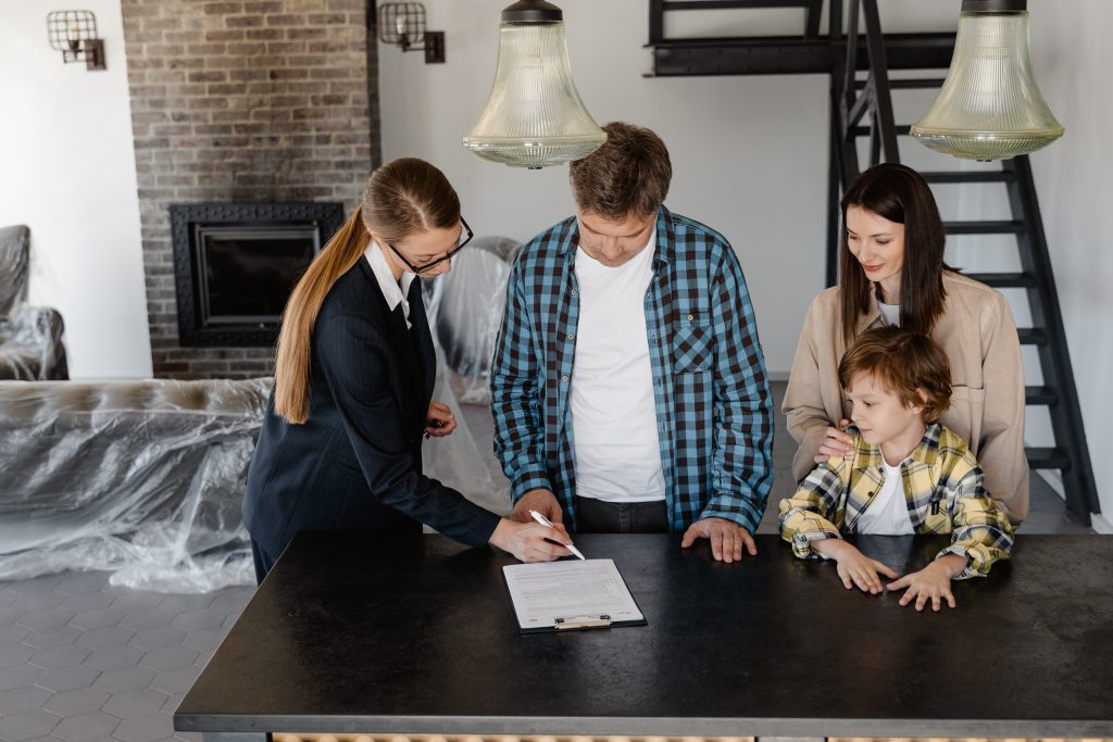 familia analizando un credito hipotecario sin buro para comprar un inmueble
